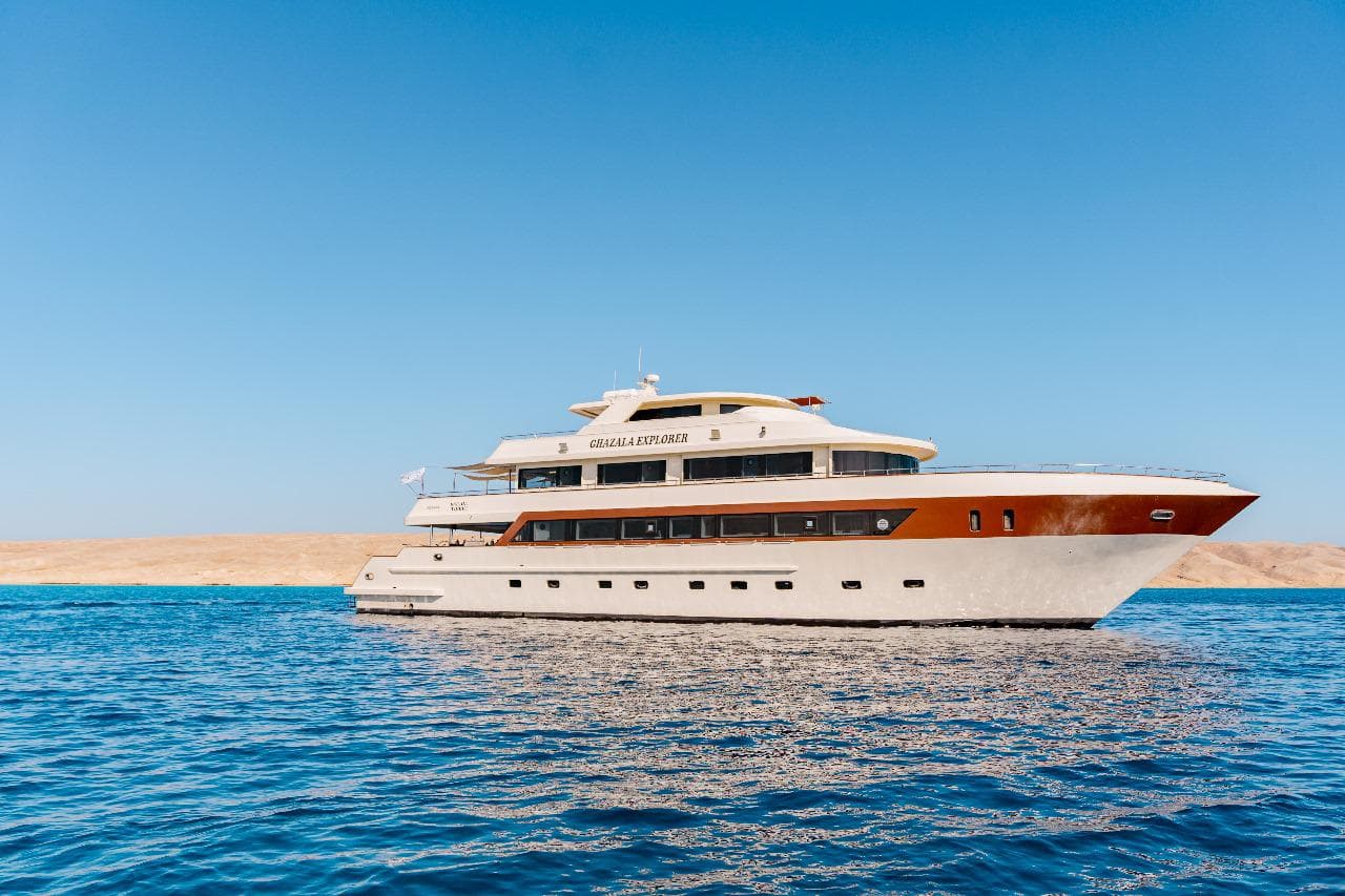 A 14 metre yacht with a master and a guest cabin, running with a wake behind her.